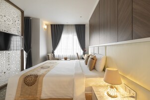 Premium Suite, Courtyard View | Minibar, in-room safe, soundproofing, rollaway beds