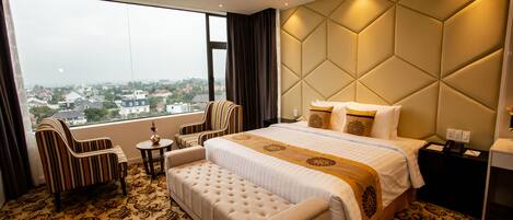 Premium-Suite, Blick auf den Innenhof | 1 Schlafzimmer, Minibar, Zimmersafe, schallisolierte Zimmer