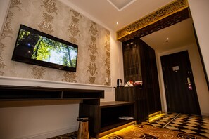 Junior Double or Twin Room, City View | Living area