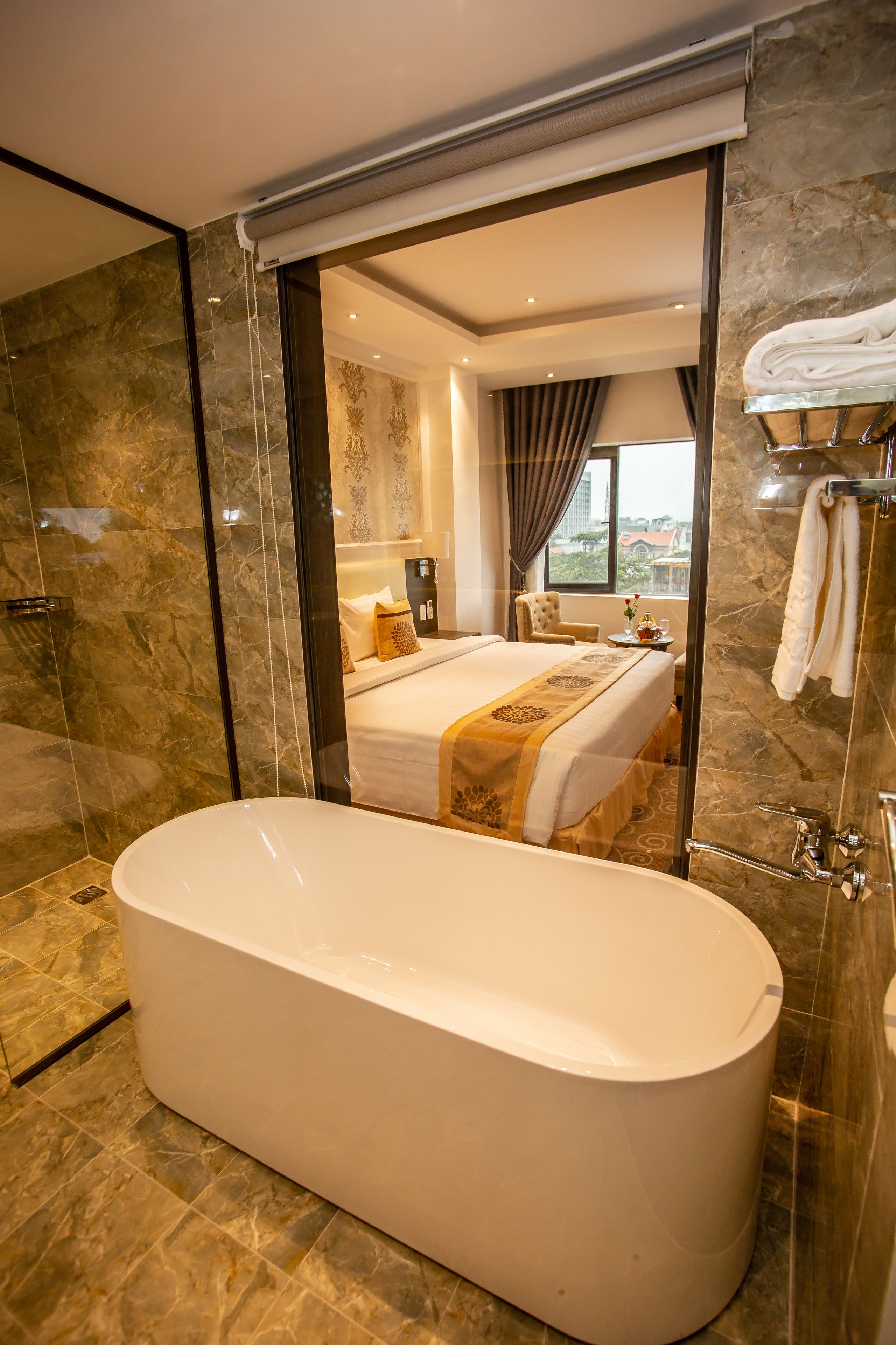 executive double room, 1 king bed, city view | bathroom shower