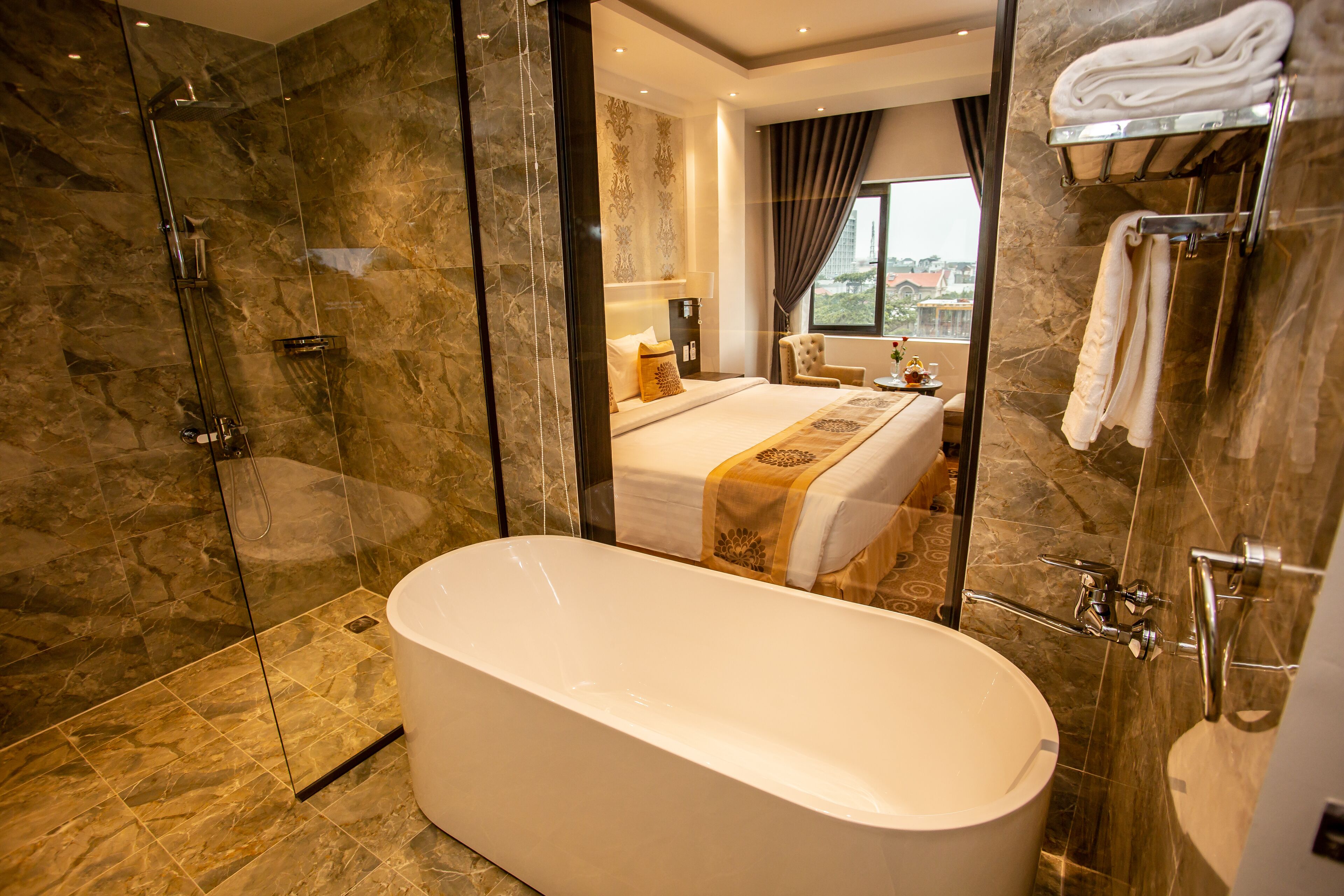 executive double room, 1 king bed, city view | bathroom | free toiletries, hair dryer, bathrobes, slippers