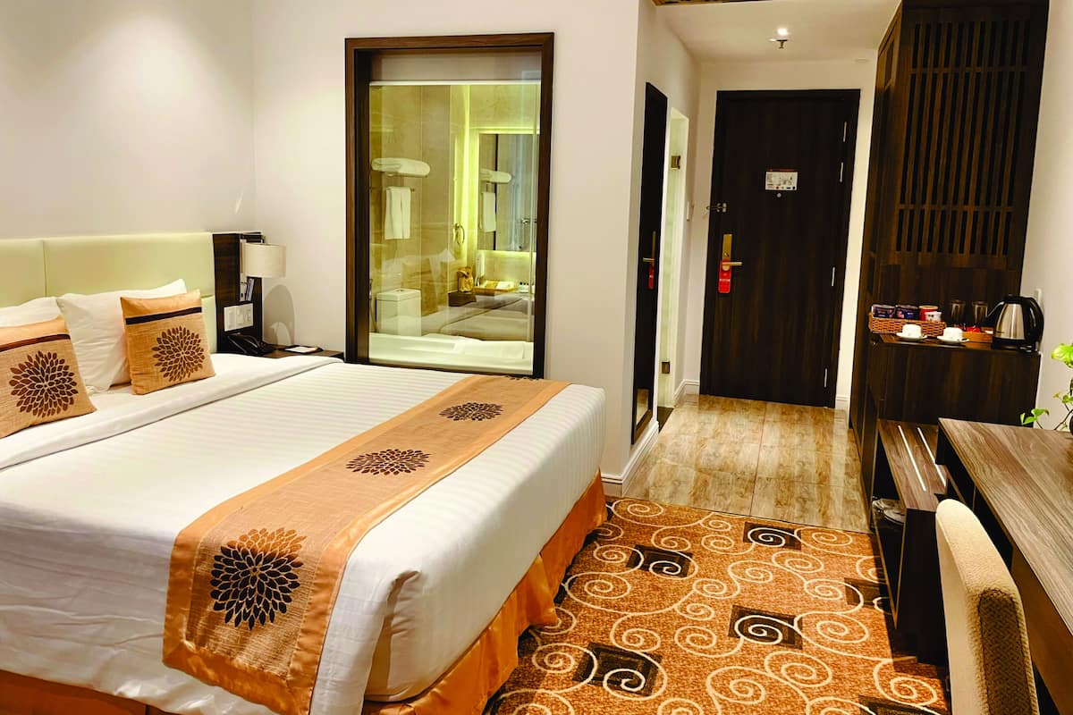 Habitación doble superior, vista a la ciudad | 1 habitación, minibar y caja de seguridad en la habitación