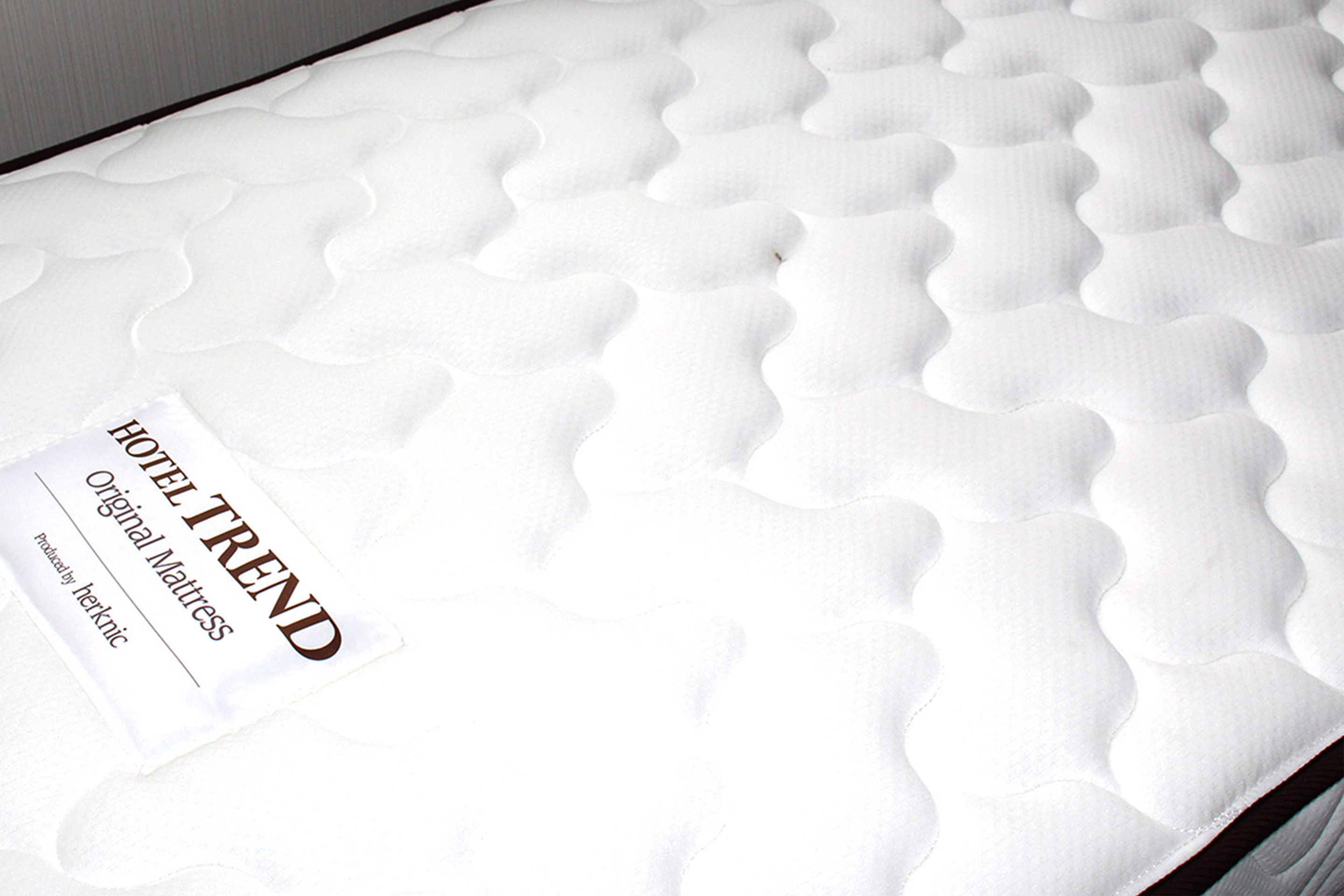 Eine Matratze mit dem Aufdruck 'HOTEL TREND Original Matratze'.