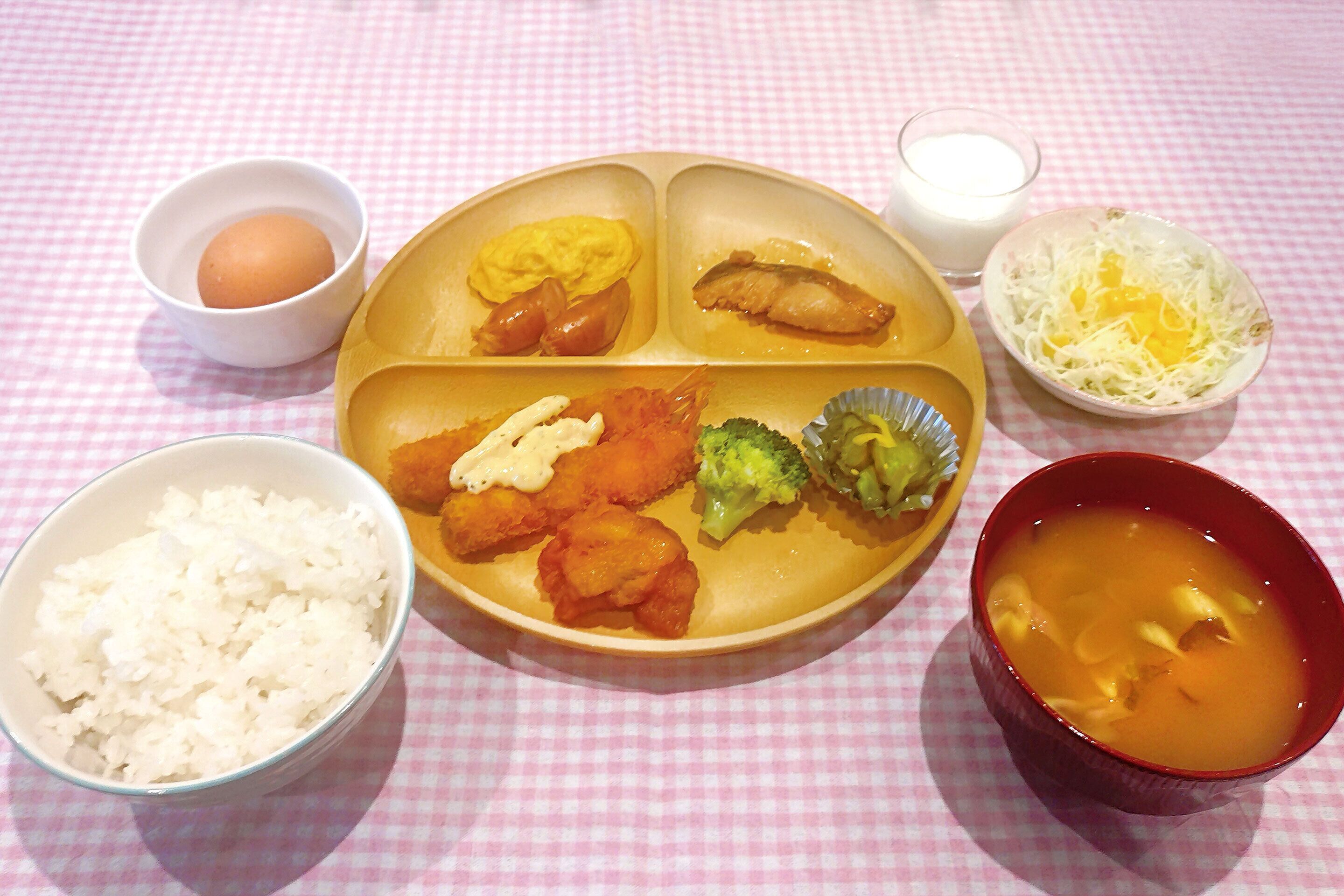 daily buffet breakfast (jpy 700 per person)