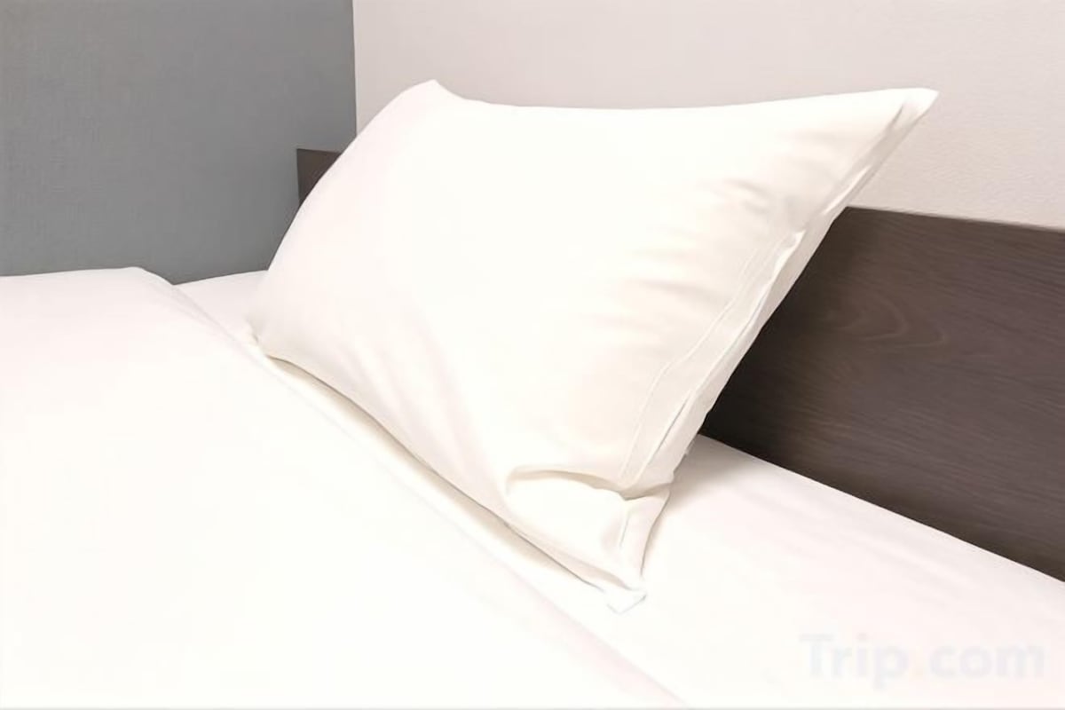 Escritorio, cortinas blackout, wifi gratis y ropa de cama