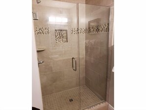 タオル、石鹸、トイレットペーパー
