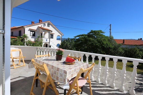 Outdoor dining - Apartments Mihalić (10070-A2) - Silo - island Krk (Silo - island Krk)