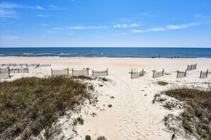 På stranden