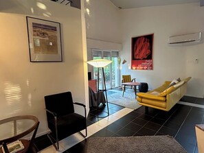 Televisie, boeken en een kantoor