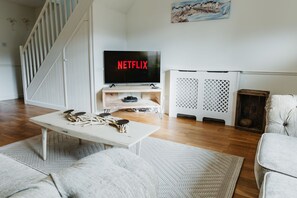 TV, stereo - Nobbys Cottage- Free Wi-Fi, BBQ & Parking (Bude)