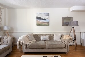 TV, stereo - Nobbys Cottage- Free Wi-Fi, BBQ & Parking (Bude)