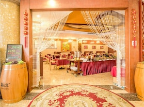 Daily buffet breakfast (CNY 28 per person)