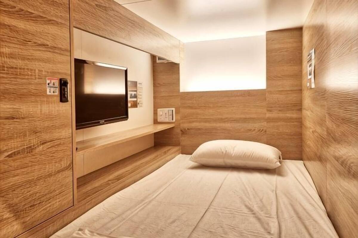 Hypo-allergenic bedding, in-room safe, blackout drapes, WiFi