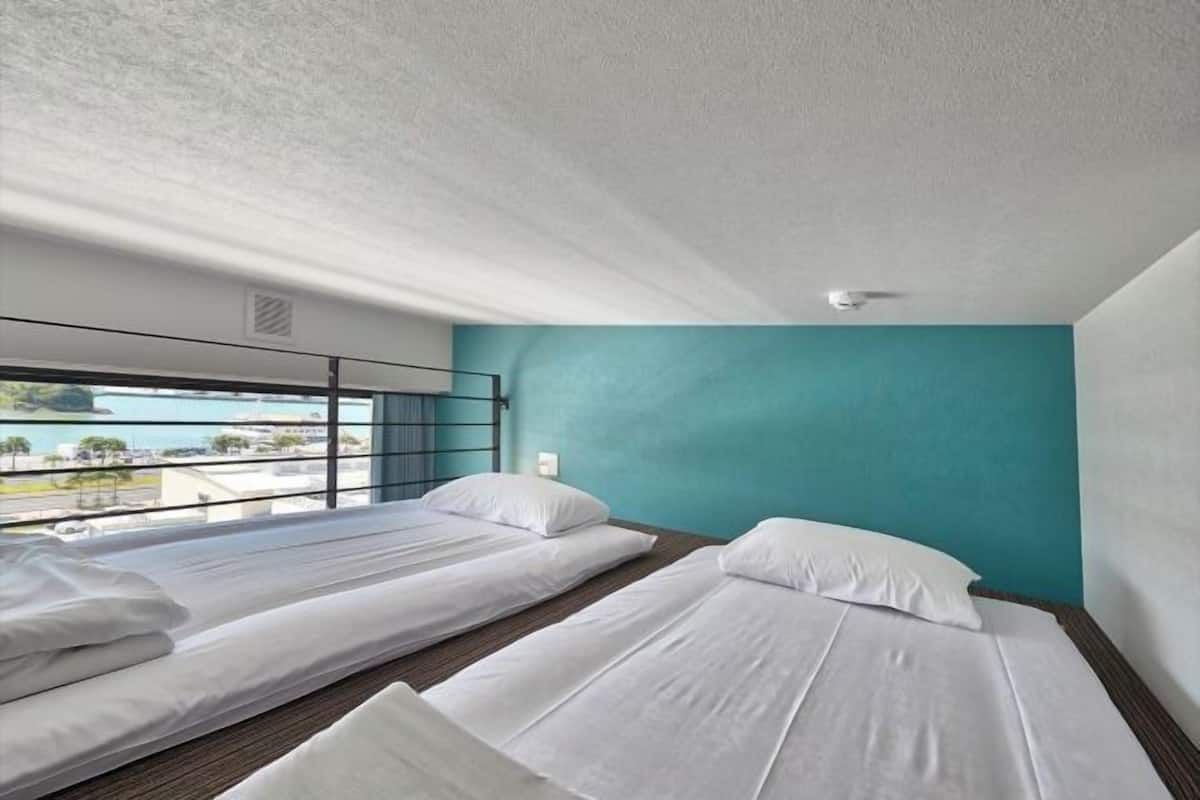 Hypo-allergenic bedding, in-room safe, blackout curtains, WiFi