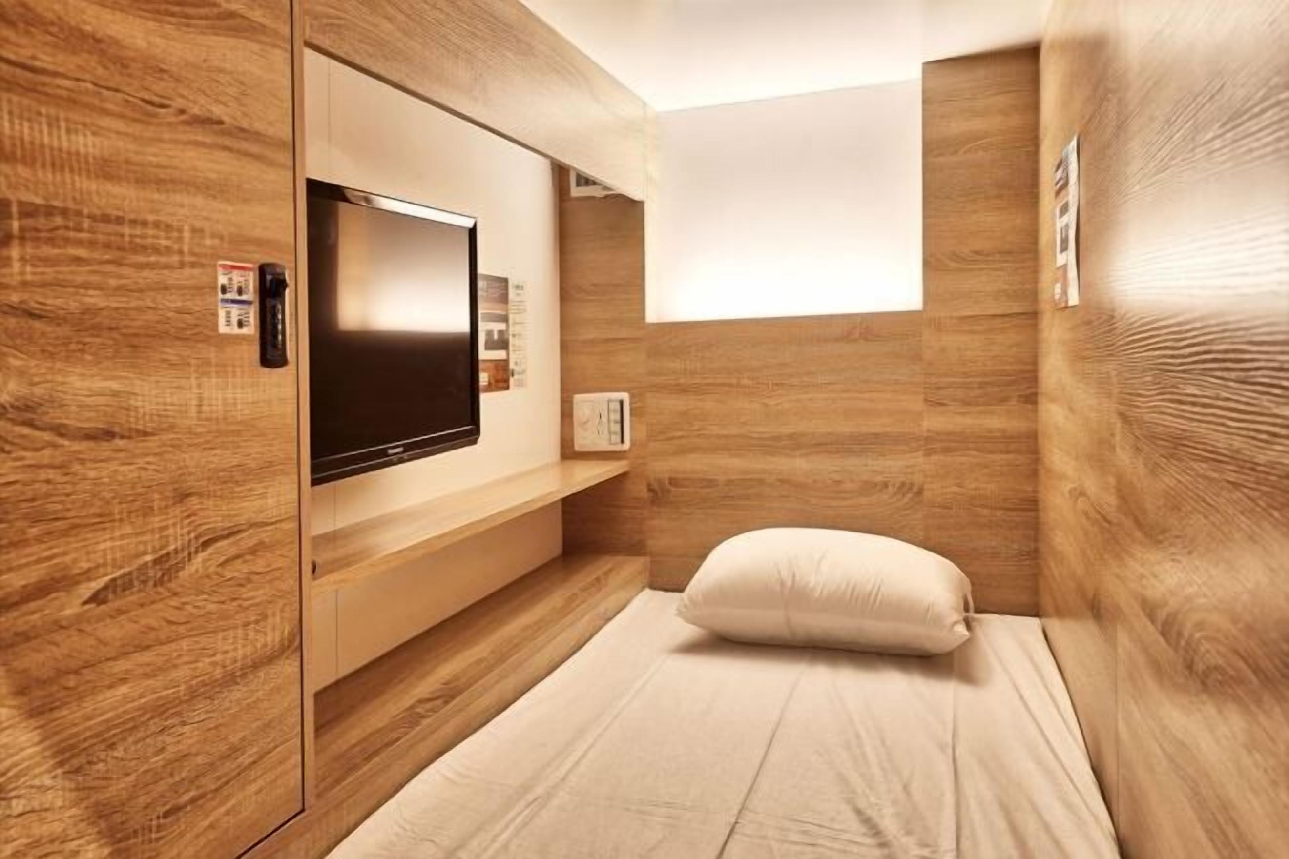 ملاءات للفراش لا تسبب الحساسية وخزنة داخل الغرفة وستائر تعتيم وواي فاي