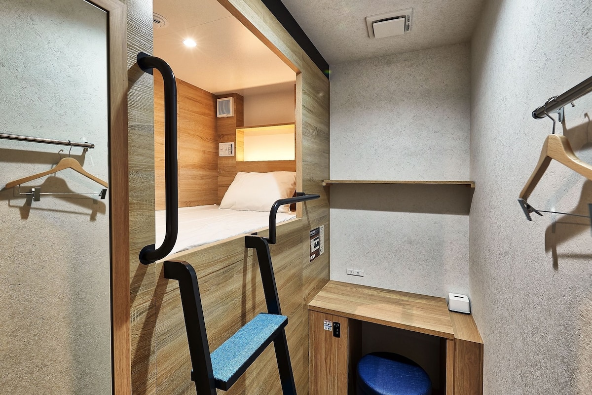 Hypo-allergenic bedding, in-room safe, blackout curtains, WiFi