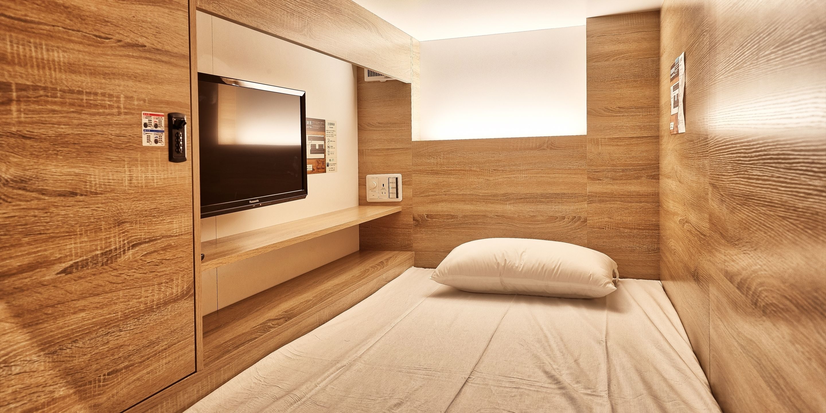 ملاءات للفراش لا تسبب الحساسية وخزنة داخل الغرفة وستائر تعتيم وواي فاي