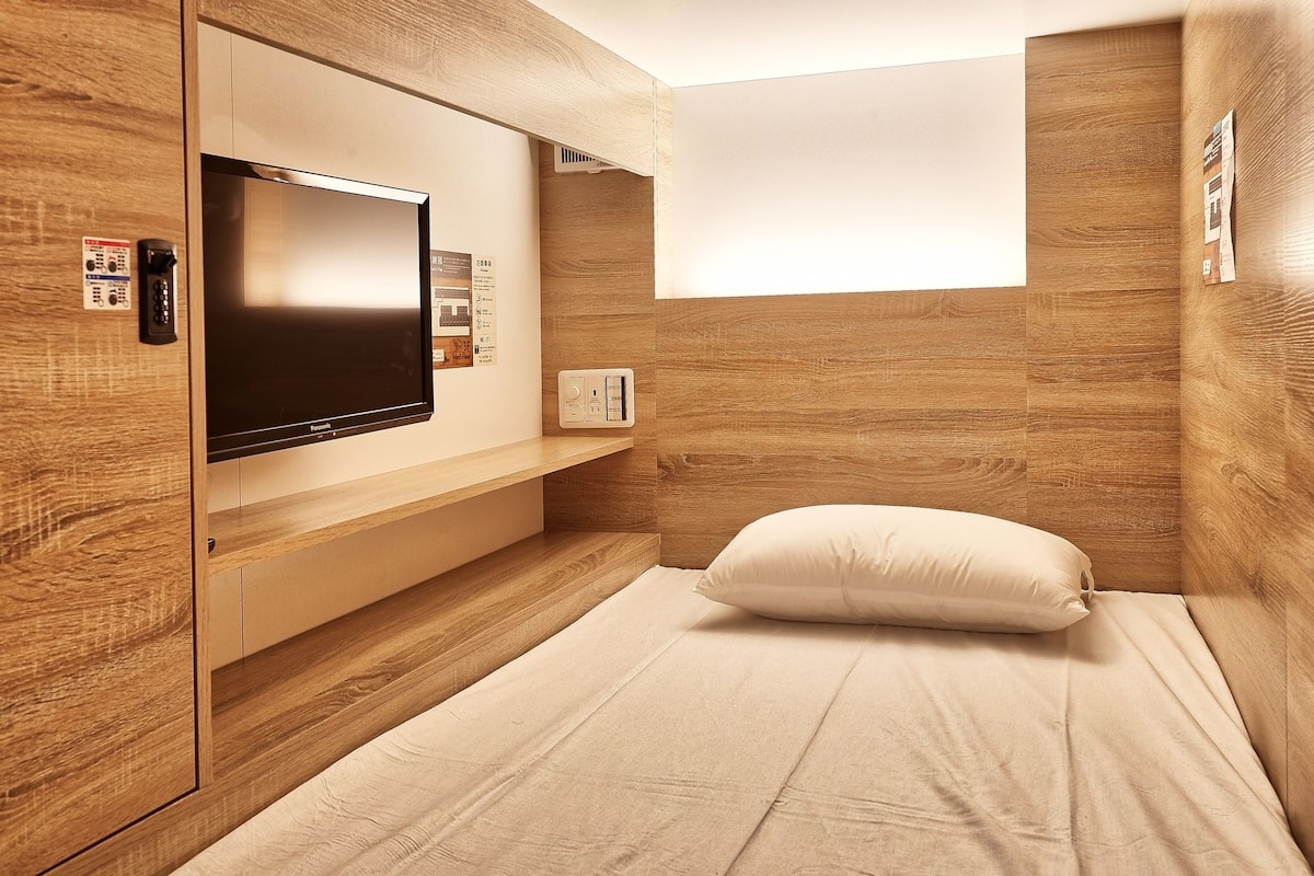 Ropa de cama hipoalergénica y caja de seguridad en la habitación