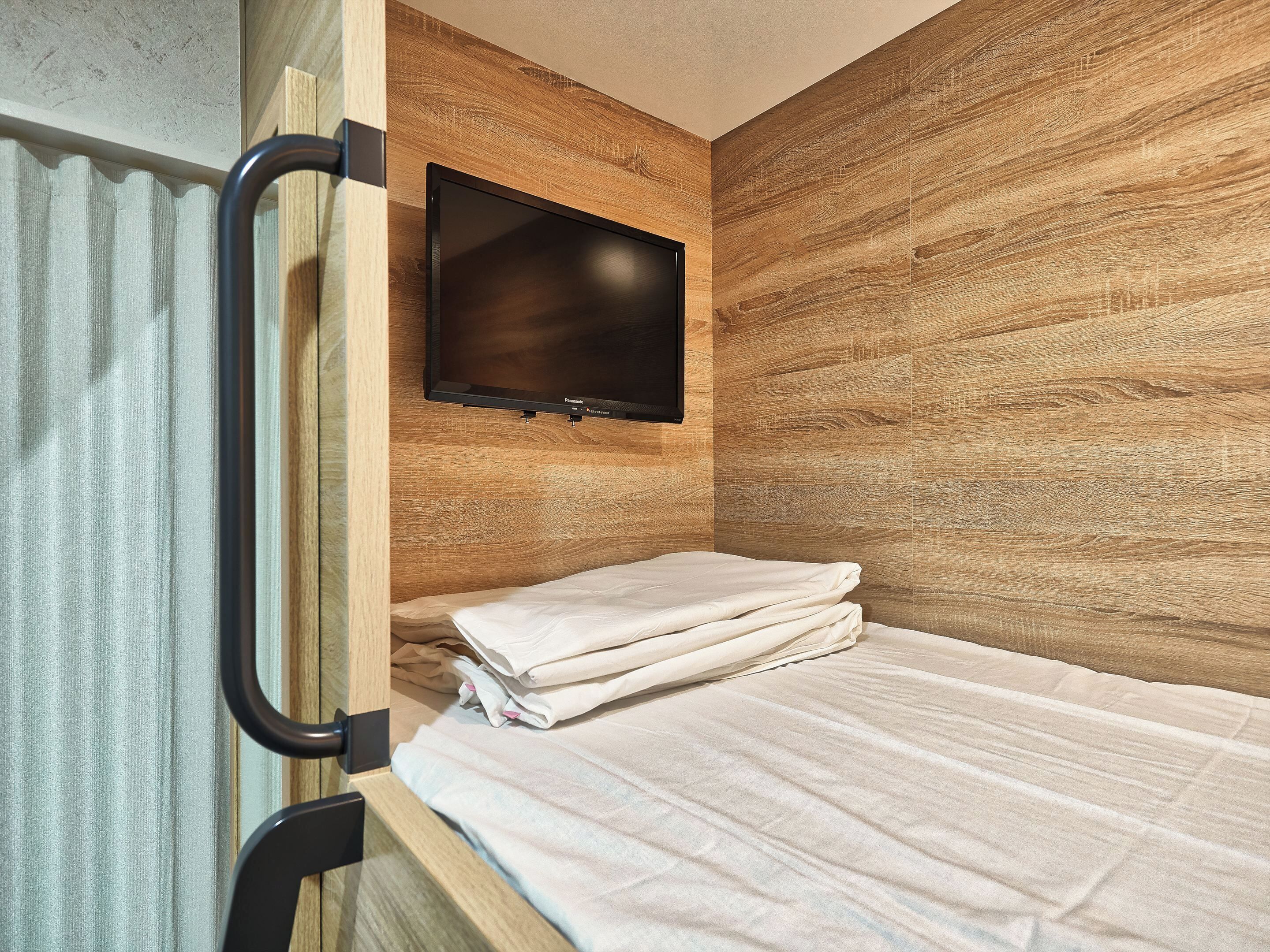 ملاءات للفراش لا تسبب الحساسية وخزنة داخل الغرفة وستائر تعتيم وواي فاي