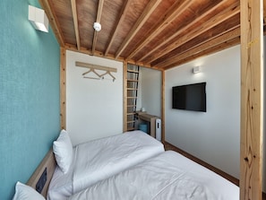 Habitación cuádruple (with Loft) | Ropa de cama hipoalergénica y caja de seguridad en la habitación 