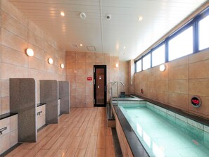 Ducha, artículos de higiene personal gratuitos y secador de pelo