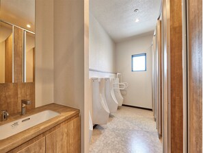 Shower, free toiletries, hair dryer, slippers - CABIN & HOTEL ReTIME - Hostel (Naha)