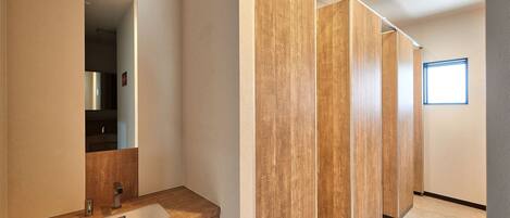 Un baño moderno con paneles de madera, un lavamanos y un espejo.