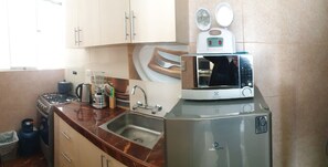 Kühlschrank, Mikrowelle, Ofen, Wasserkocher mit Kaffee-/Teezubehör