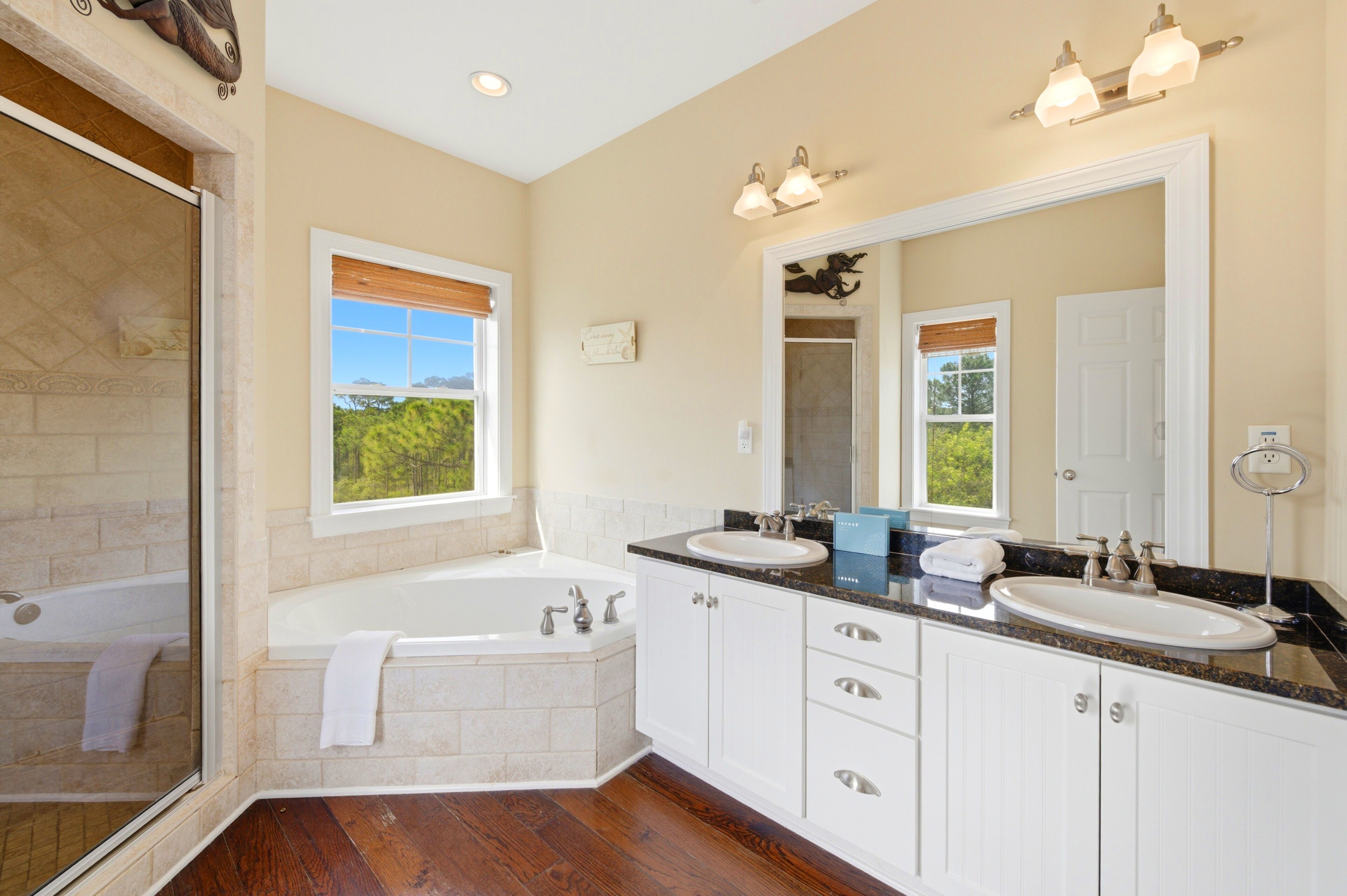 Bathtub, towels