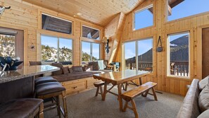 تلفزيون ذكي، مدفأة، مكتب