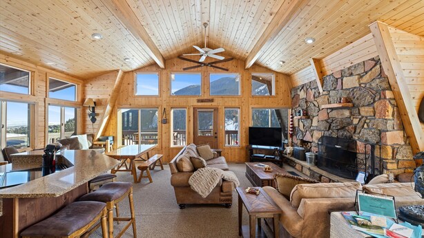 تلفزيون ذكي، مدفأة، مكتب