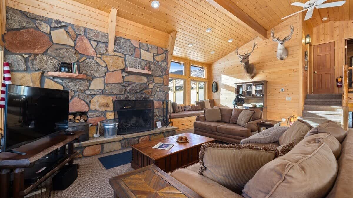 TV connectée, cheminée, espaces bureaux