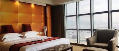 Executive Suite | In-room safe, desk, blackout drapes, soundproofing
