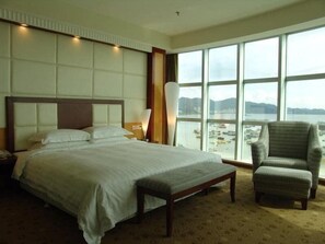 Suite – executive | Safe på rommet, skrivebord, blendingsgardiner og lydisolert