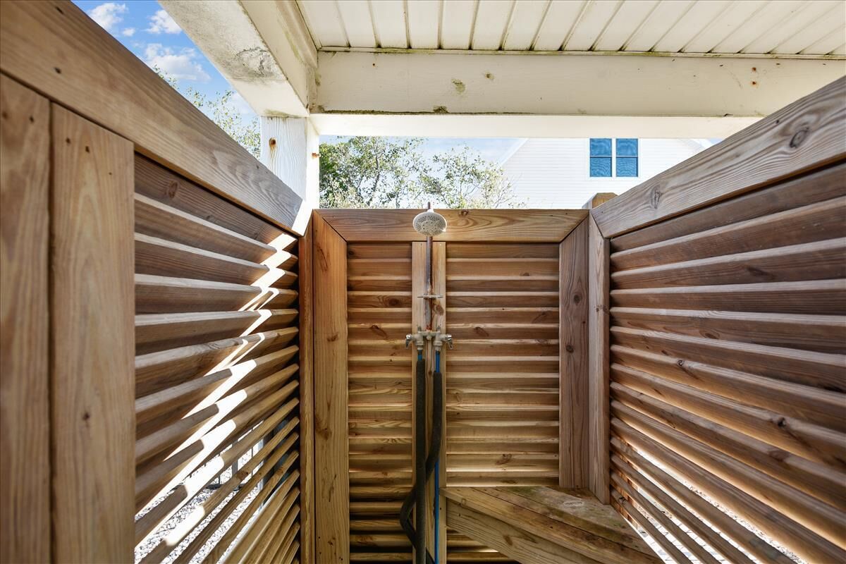 Une structure en bois avec des lattes horizontales, qui pourrait être un sauna ou une installation similaire.