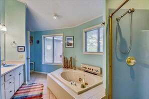 Combined shower/tub, jetted tub, towels
