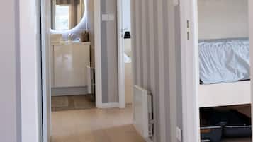 2 slaapkamers, een strijkplank/strijkijzer, beddengoed