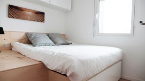 2 quartos, ferros/tábuas de passar roupa, roupa de cama