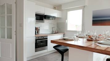 Een koelkast, een microgolfoven, een oven, een kookplaat