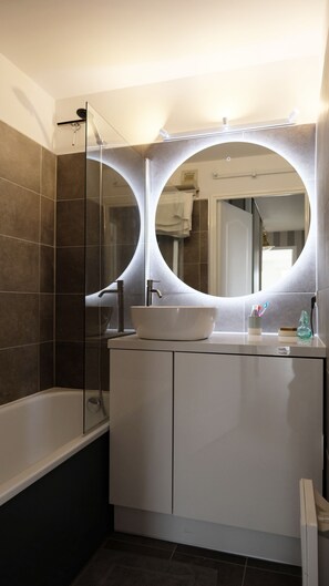 Combined shower/bathtub, towels, toilet paper - Apartment Le Touquet Paris Plage. Quiet residence, 4 min center / seaside (Le Touquet-Paris-Plage)