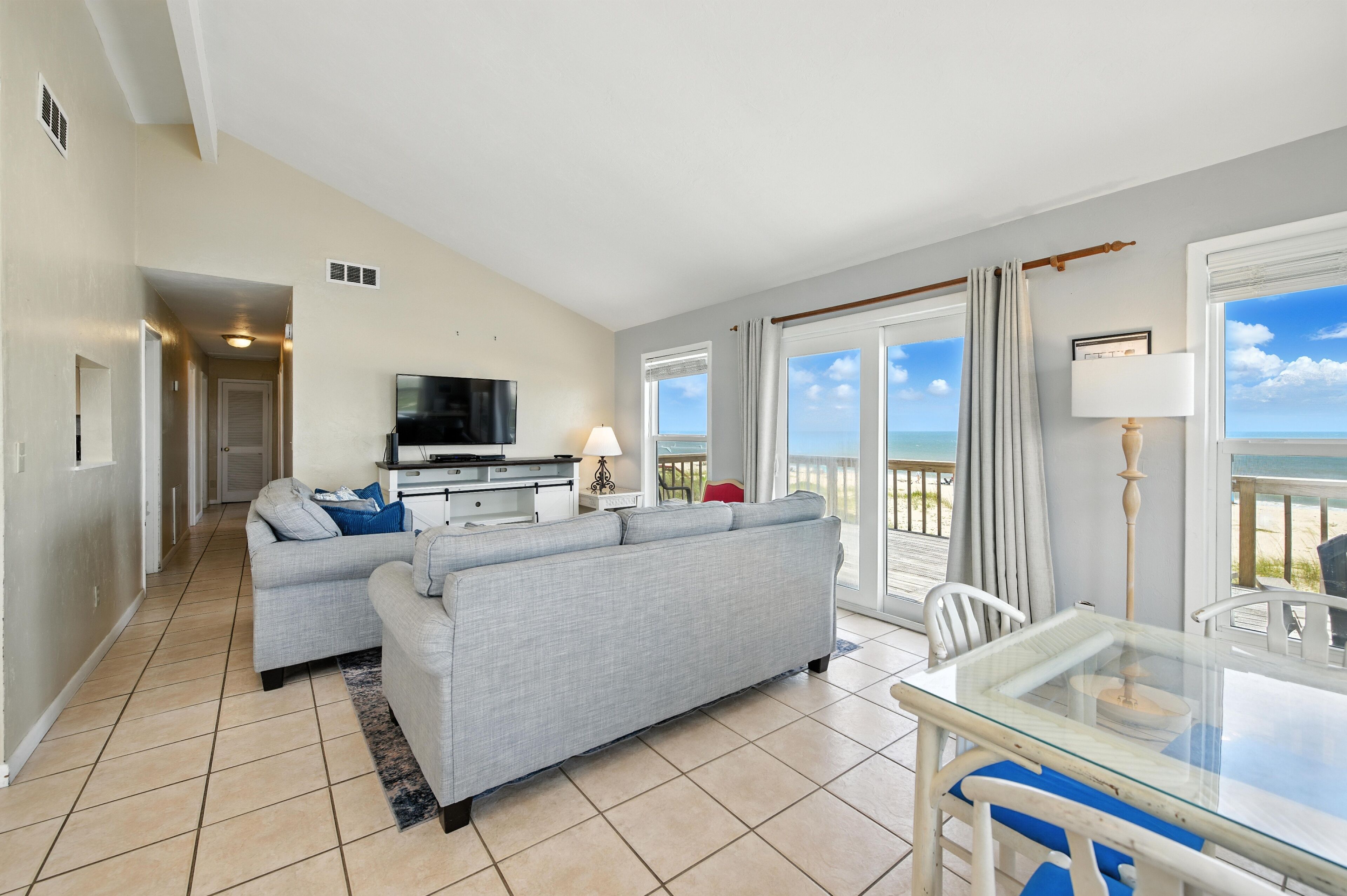 Televisión de pantalla plana, reproductor de DVD, estéreo