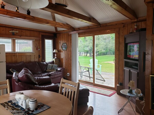 Smart TV, DVD player, mesa de pingue-pongue