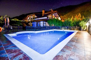 Una piscina al aire libre, una piscina climatizada