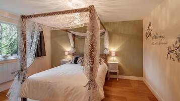 2 bedrooms, desk, iron/ironing board, Internet