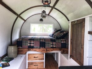 1 bedroom, bed sheets