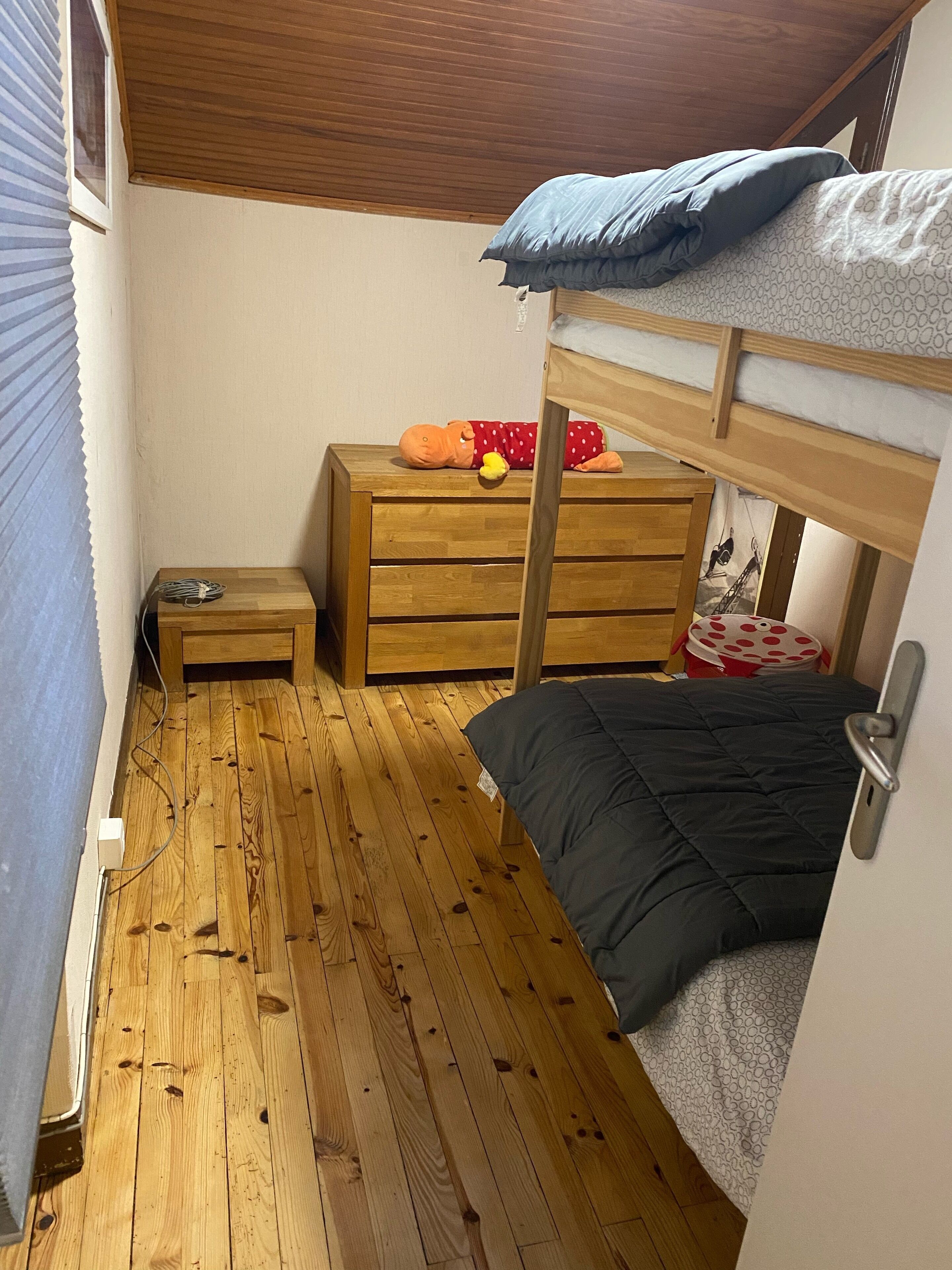 5 habitaciones, insonorización y tabla de planchar con plancha 