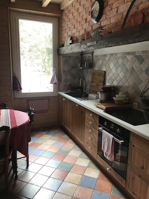 KĂŒhlschrank, Mikrowelle, Ofen, Herdplatte