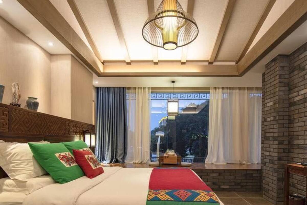 Blackout curtains, free WiFi, bed sheets