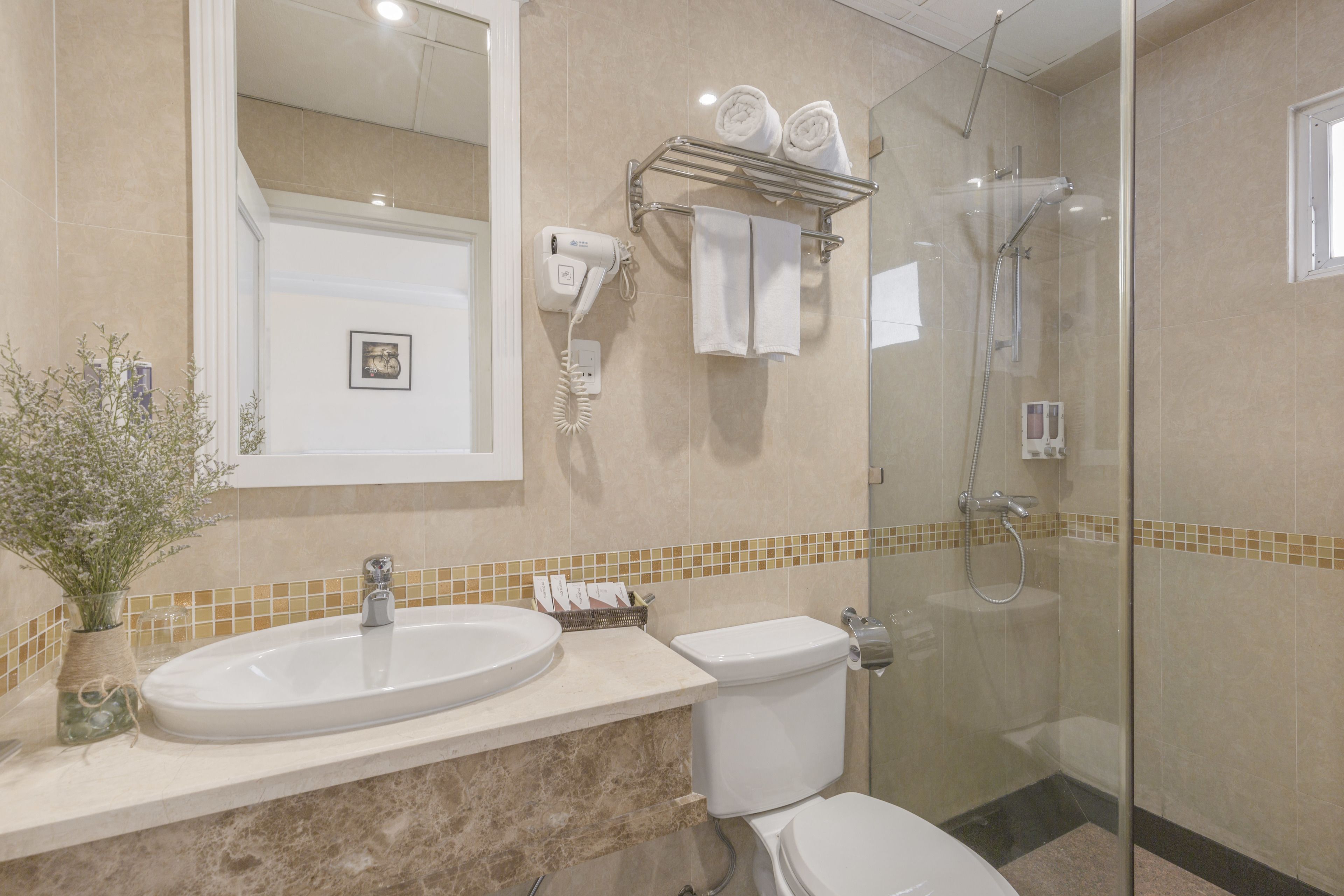 standard double room | bathroom | bathtub, free toiletries, hair dryer, slippers