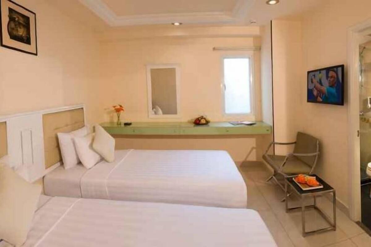 Minibar, Zimmersafe, Schreibtisch, Verdunkelungsvorhänge